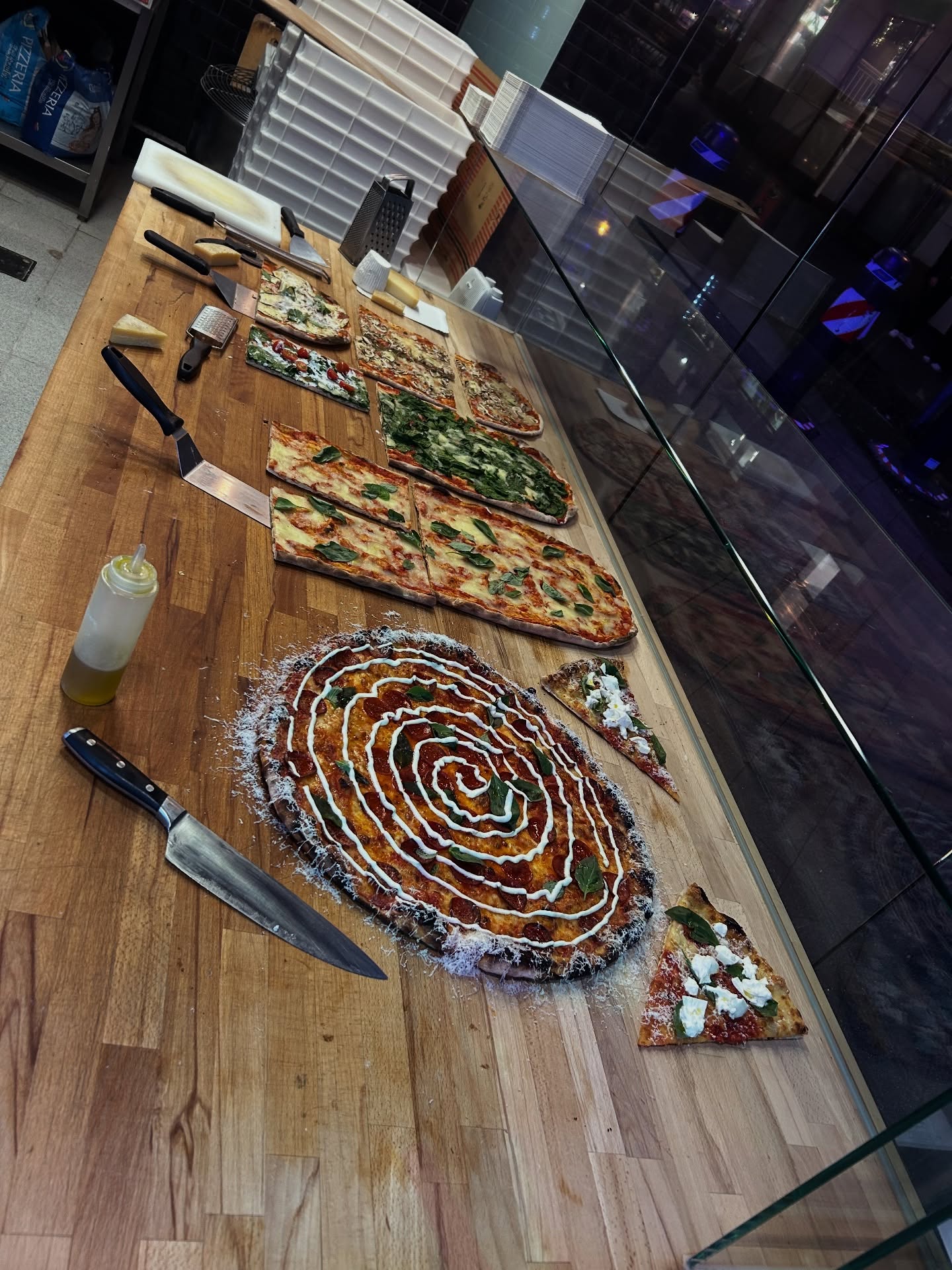 Frische Meterpizzen in der Auslage