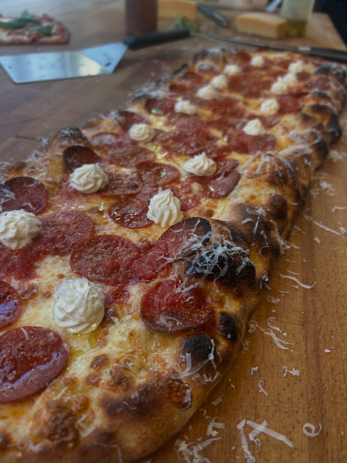 Nahaufnahme Meterpizza mit Pepperoni