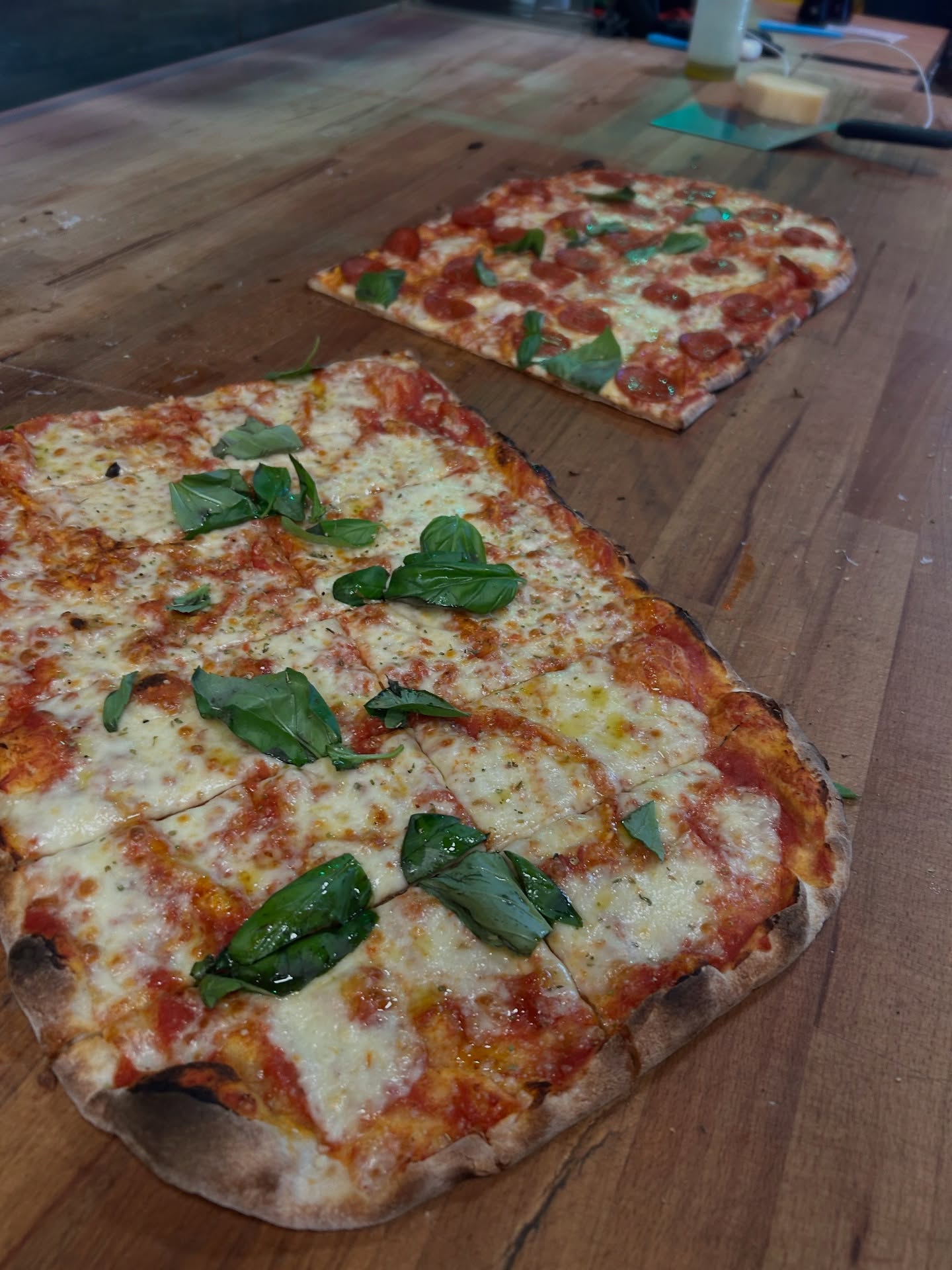 Margherita und Pepperoni frisch aus dem Ofen